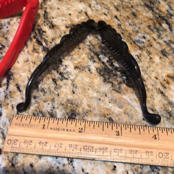2. authentic Y2K black and red plastic hair  clips - Picture 8 of 12